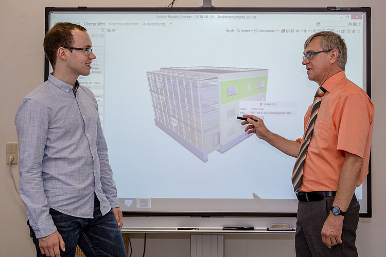 Hier ist ein Bild von Professor Urlich Möller und dem wissenschaftlichen Mitarbeiter Tom Radisch im BIM-Labor abgebildet.